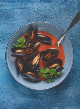 Fra Diavolo midyesi, domates soslu midye, İtalyan yemeği, mavi arka planda, ev yapımı, insan yok.,