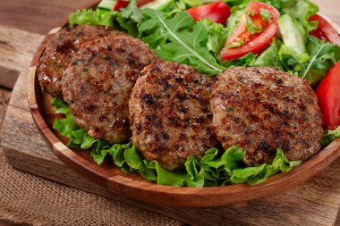 Kızarmış pirzola, kıyma, sebze salatası, ev yapımı, üst manzara, insan yok.,