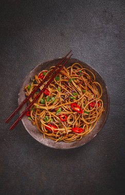 udon eriştesi, shimeji mantarlı, sebzeli, soslu, susam tohumlu, yeşil soğanlı, Asya vejetaryen yemeği, yatay, insan olmadan,