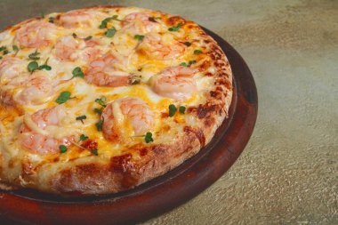 Dört peynirli karides ve taze mikro yeşil pizza, ahşap bir tahtanın üzerinde servis ediliyor, ev yapımı, insan yok.,