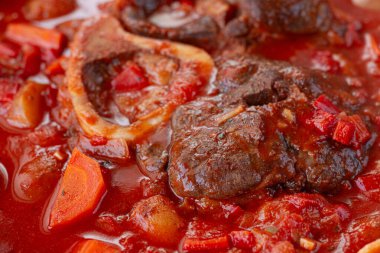 Sebzeli ossobuco yahnisi, kemiğe eklem, yeni patatesler, domates sosu, ev yapımı, üst manzara, insan yok.,