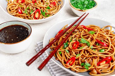 udon eriştesi, shimeji mantarlı, sebzeli, soslu, susam tohumlu, yeşil soğanlı, Asya vejetaryen yemeği, yatay, insan olmadan,