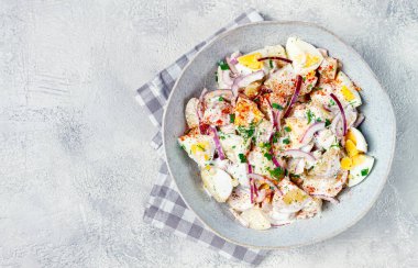 Patates ve yumurta salatası, kırmızı soğan, mayonez, ev yapımı, insan yok.,