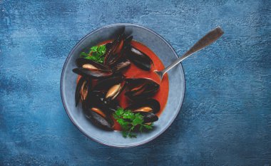 Fra Diavolo midyesi, domates soslu midye, İtalyan yemeği, mavi arka planda, ev yapımı, insan yok.,