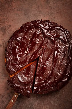 Çikolatalı pasta, yuvarlak pasta, kahverengi arka plan, üst manzara, ev yapımı kekler, insan yok.,