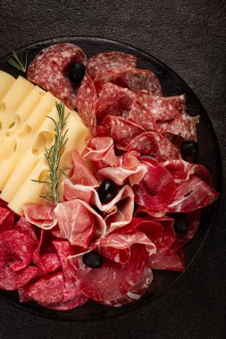 Pirzola, aperatif, prosciutto, salam ve jambon, maasdam peyniri ve zeytinli, yuvarlak tabakta, kahvaltı, üst manzara, yakın çekim, terk edilmiş
