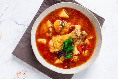 Souzi çorbası. Gürcü yemeği, yulaflı et, domates sosu ve bitkiler.,