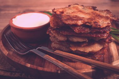 Patatesli gözleme, kremalı krep, Belarus yemeği, ev yapımı, insan yok.,