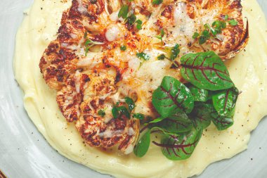 Karnabahar bifteği, patates püresi, baharat ve otlar, ev yapımı, insan yok.,