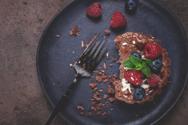 Yarısı yenmiş çikolatalı tart, içinde süzme peynir ve böğürtlen, kahvaltı, ev yapımı, insan yok.,