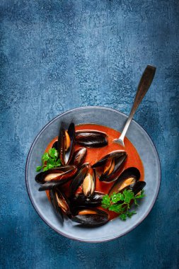 Fra Diavolo midyesi, domates soslu midye, İtalyan yemeği, mavi arka planda, ev yapımı, insan yok.,