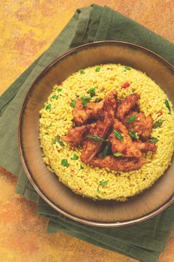 Soya soslu tavuk fileto, kızarmış pilav, ev yapımı, insan yok.,