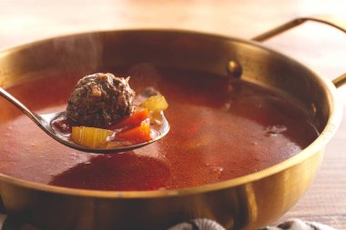 Köfteli Romen çorbası, köfteli sebze çorbası, tencerede, ev yapımı, insan yok.,