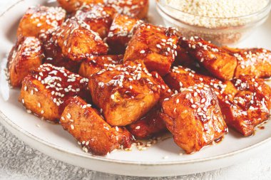 Susam tohumlu kızarmış somon teriyaki.,