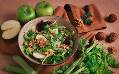 Taze, Waldorf salatası, tavuk, elma ve cevizli kereviz sapı, üzüm, otlar, ev yapımı, insan yok.,