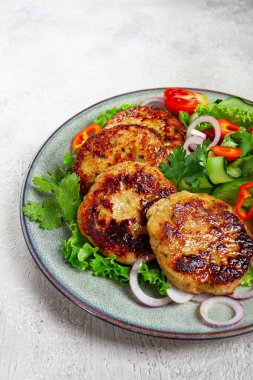 Kızarmış tavuk pirzolası, doğranmış tavuk, sebzeli, gri, sebze salatası, üst manzara, ev yapımı, insan yok.,