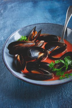 Fra Diavolo midyesi, domates soslu midye, İtalyan yemeği, mavi arka planda, ev yapımı, insan yok.,