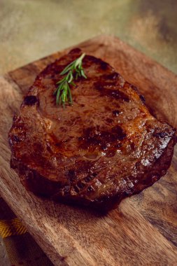 Izgara biftek, biftek, kaburga bifteği, doğrama tahtasında, üst manzara, insan yok.