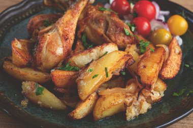 Patates dilimli kızarmış tavuk bacağı, fırında pişirilmiş, baharatlı, ev yapımı, insan yok.