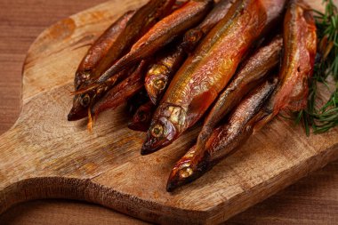 Soğuk füme capelin, ahşap kesim tahtasının üzerinde, insan yok.,