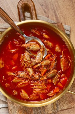 Fransız karides çorbası, tencerede, yakın plan, insan yok.,