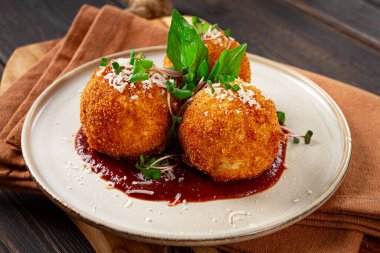 Kızarmış Arancini aperatifi, parmesan peyniri ve mikro yeşillikler, tabak, domates sosu, ev yapımı, insan yok.,