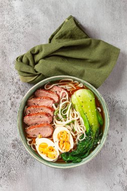 Ördek ve erişteli ramen çorbası, yumurtalı ve kakaolu, ev yapımı, insan yok.,