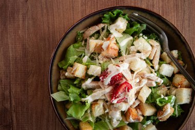 Klasik Sezar salatası, yakın plan, doğal ışık, seçici odak, yatay,