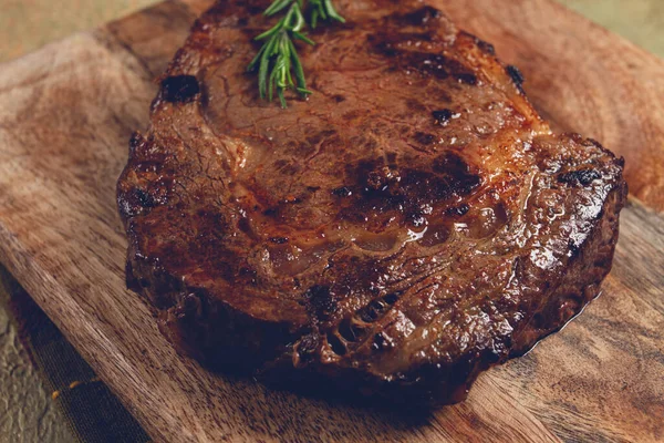Izgara biftek, biftek, kaburga bifteği, doğrama tahtasında, üst manzara, insan yok.
