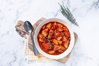 Patates ve havuçlu gulaş, tatlı biber, bir tencerede, üst manzara, geleneksel Macar çorbası, ev yapımı, insan yok.,