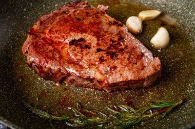 Kızarmış biftek, biftek, pirzola, kızartma tavasında, üst manzara, insan yok.