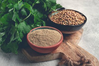 Bir sürü taze kişniş, kişniş tohumu ve toz kabı, yakın çekim, üst manzara, insan yok, yiyecek ve içecek yok.,