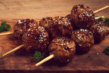 Tsukune, Japon köftesi, doğranmış tavuk, şişte kızartılmış, yakitori soslu, ev yapımı, insan yok.,