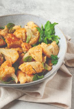 Kızarmış karnabahar salatası, baharat ve şifalı, ev yapımı, insan yok.,