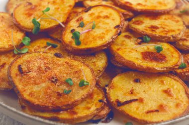 Patates dilimleri, parmesan peyniri ve baharatla fırında kızartılmış, ev yapımı, insan yok.,