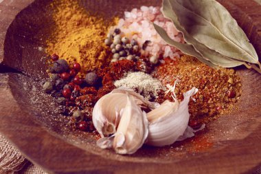 Baharat karışımı, sarımsak ve defne yaprağı, ahşap bir tabakta, yakın plan, gıda konsepti, insan yok.,