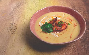 Karides, bitki ve baharatlı balkabağı kremalı çorba, ev yapımı, insan yok.,