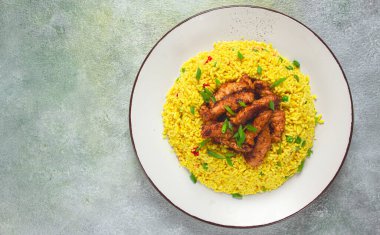 Soya soslu tavuk fileto, kızarmış pilav, ev yapımı, insan yok.,