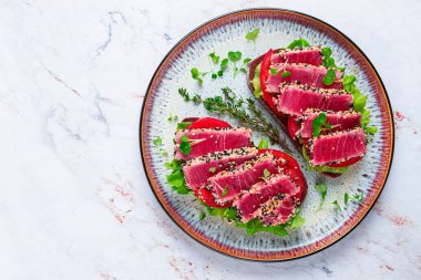 Kızarmış ton balıklı sandviçler susamlı fileto, kahvaltı, üst manzara, ev yapımı,