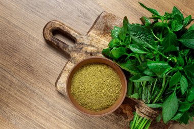 yeşil fesleğen, seramik bir kasede, bir buket taze yeşil fesleğen, masanın üstünde, üst manzara, insan yok.,