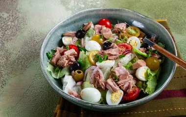 Konserve ton balıklı salata, bıldırcın yumurtalı sebze salatası, marul, kırmızı soğan, vişneli domates, zeytin, keto yemeği, sağlıklı yemek, ev yapımı, insan yok.