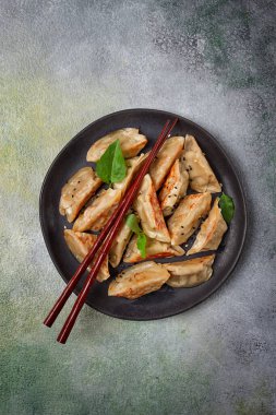 Japon usulü kızarmış hamur köftesi, gyoza, susam tohumu, üst manzara, insan yok.,