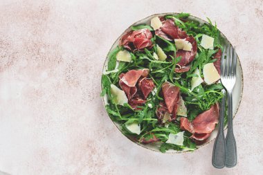 Prosciutto ve rendelenmiş parmesan peynirli taze roka salatası, tabakta, ev yapımı, insan yok.,