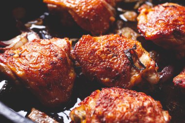 Kızarmış tavuk butları, baharatlı, ev yapımı, insan yok.,