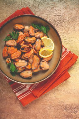 Midye yok, kabuk yok, haşlanmış midye, kabuk soyulmuş, limon ve maydanozlu, Şili midyesi, üst manzara, insan yok.,