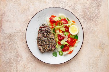 Kırmızı ton balığı filetosu, susam tohumunda kızartılmış, ev yapımı, yakın plan, ahşap arka planda insan yok.,