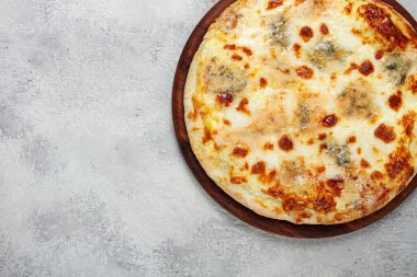 Yeni pişmiş peynirli pizza, beyaz pizza, ahşap tabakta, ev yapımı, insan yok.,