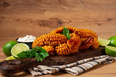 Mısır pirzolası, krema soslu, baharatlı ve limonlu, aperatif, ahşap kesim tahtasında, ev yapımı, insan yok.,