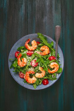 Arugula ve kiraz domatesli karides salatası, parmesan peyniri, sağlıklı yiyecek.,