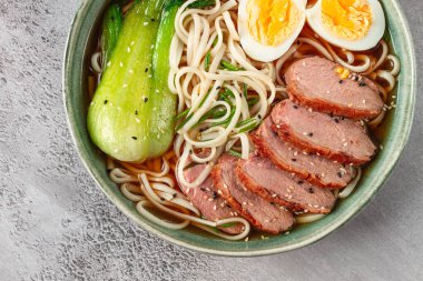 Ördek ve erişteli ramen çorbası, yumurtalı ve kakaolu, ev yapımı, insan yok.,